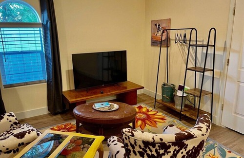 Ahwahnee Apartamento | Private HOT TUB/BBQ/Sleeps 2/Crazy Cow