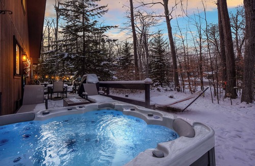 Tobyhanna Cabina | Private Hot Tub & Game Room: Pocono Family Cabin!