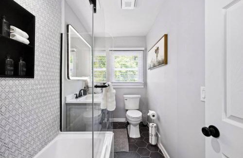 Pittsburgh Casa | Private Hot Tub King beds 1 Block from Butler
