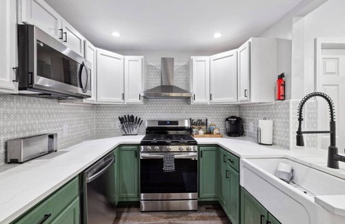 Pittsburgh Apartamento | Private Hot Tub | King beds | 1 Block from Butler!