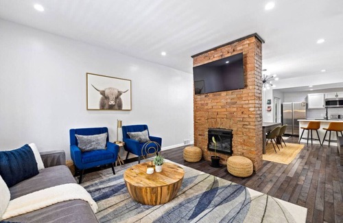 Pittsburgh Apartamento | Private Hot Tub | King beds | 1 Block from Butler!