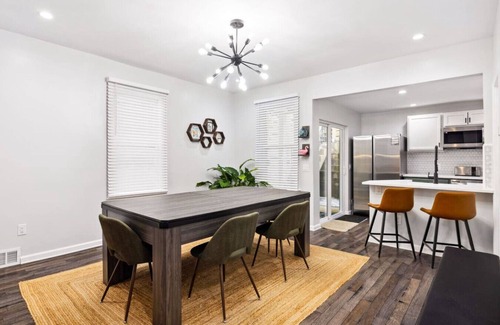 Pittsburgh Apartamento | Private Hot Tub | King beds | 1 Block from Butler!