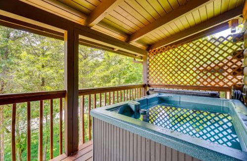 Sevierville Casa | Private Hot Tub Lake Resort Cabin in Sevierville!