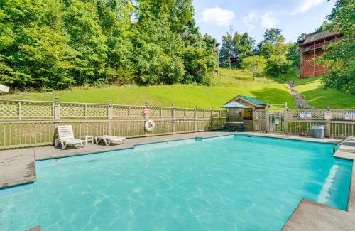 Sevierville Casa | Private Hot Tub Lake Resort Cabin in Sevierville!