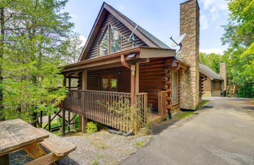 Sevierville Casa | Private Hot Tub Lake Resort Cabin in Sevierville!