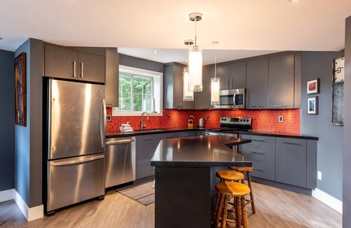 Blueberry Hill Apartamento | Private Hot Tub | Large deck | Wifi | Free Parking