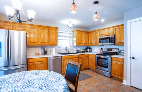 Southwest Arlington Casa | Private Hot Tub & Pool, Fenced Yard, & Walking Distance To Shopping