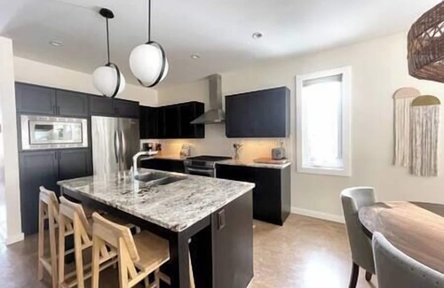 East Kootenay Casa | Private Hot tub / Spacious Retreat / Walk Downtown