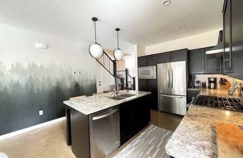 East Kootenay Casa | Private Hot tub / Spacious Retreat / Walk Downtown