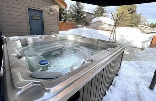 East Kootenay Casa | Private Hot tub / Spacious Retreat / Walk Downtown