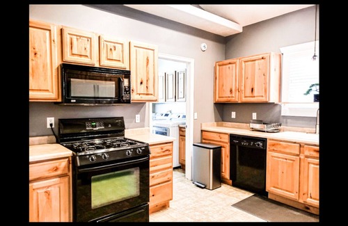 Central City Casa | Private Hot Tub+Fully Fenced Yard+Designer Furniture+Google Fiber+Best Location!