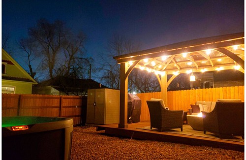Central City Casa | Private Hot Tub+Fully Fenced Yard+Designer Furniture+Google Fiber+Best Location!