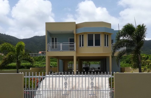 Guardarraya Casa | Casa cerrada con piscina privada en PR3 por Ocean-5 minutos a pie de la playa