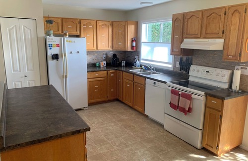 Courtenay Casa | Private House in quiet neighbourhood - hot tub - yard & secure garage parking