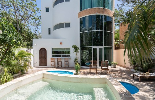 La Veleta Casa | Casa privada con casita de invitados, piscina y jardines.