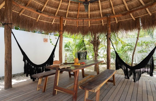 La Veleta Casa | Casa privada con casita de invitados, piscina y jardines.