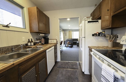 Bellaire Cabina | Private in woods 3bedroom cabin, 1 minute drive to ski slopes. Bon fire pit