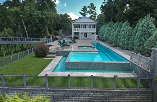 Minnesott Beach Casa | Piscina infinita privada, jacuzzi, cancha de tenis / baloncesto en el río Neuse.
