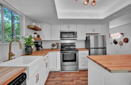 Locust Lake Village Casa | Private Jacuzzi, Firepit, Grill, Backyard entrance to East Lake, Tennis, Basketball, Soccer, Volleyball!