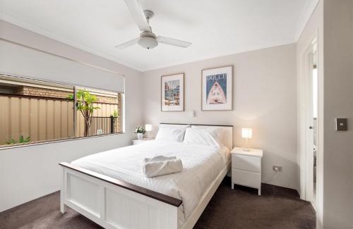 South Yunderup Casa | Private Jetty Dolphins Family Pets-canal Life