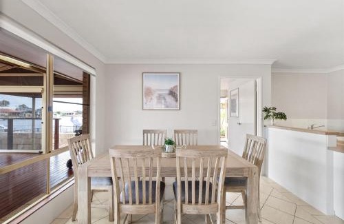 South Yunderup Casa | Private Jetty Dolphins Family Pets-canal Life