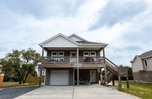 Kill Devil Hills Apartamento | Cozy King Suite, POOL/GRILL/outdoor shower, coffee bar, mini fridge, microwave