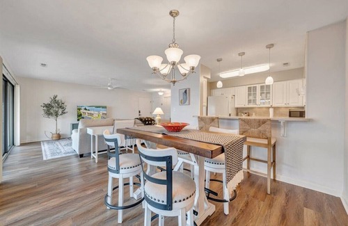 North Shore Condominio | LAKE Vibes - Private lakefront condo with beautiful lake views!