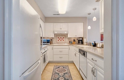 North Shore Condominio | LAKE Vibes - Private lakefront condo with beautiful lake views!