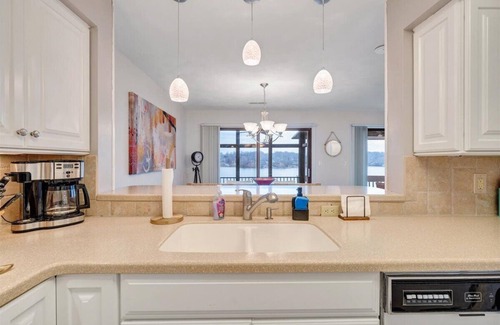 North Shore Condominio | LAKE Vibes - Private lakefront condo with beautiful lake views!