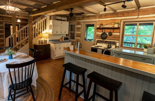 Robbinsville Cabina | Private Lakefront Log Cabin