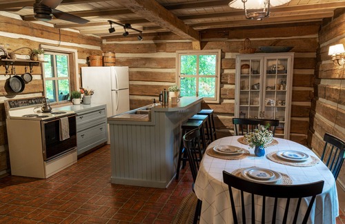 Robbinsville Cabina | Private Lakefront Log Cabin