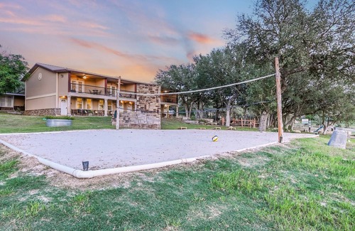 Canyon Lake Casa | Private Lakeview Resort / Sleeps up to 25 / Pet Friendly