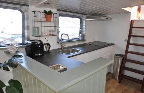 Amsterdam East Casa | Private Lodge on Houseboat Amsterdam