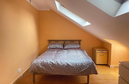 Hanger Hill Cama Y Desayuno | Private Loft- Direct Travel to Central Ldn and Heathrow