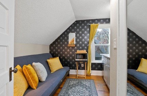 Logan Casa | Private Loft in 2 Story Victorian, Billiken Inn
