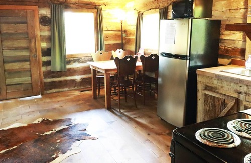 Brenham Cabina | Private Log Cabin for a Unique Getaway at Scenic Hill Retreat
