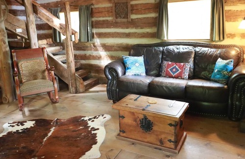 Brenham Cabina | Private Log Cabin for a Unique Getaway at Scenic Hill Retreat
