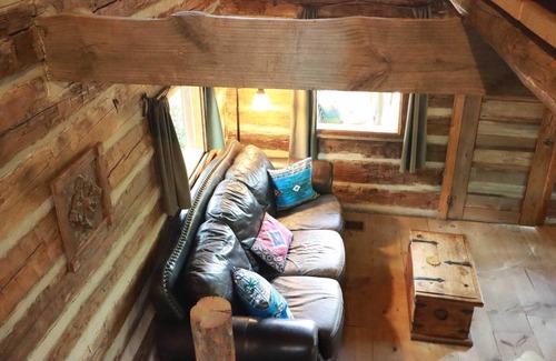 Brenham Cabina | Private Log Cabin for a Unique Getaway at Scenic Hill Retreat