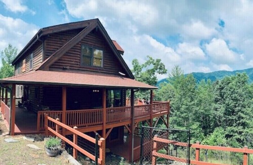 Marion Cabina | Private Log Cabin in woods, Fenced, Mountain Views