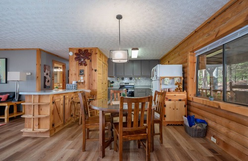 Lake Lure Cabina | Private log cabin on the lake! Beach/waterfall/ dogs.