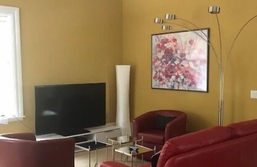 East County Civic Group Apartamento | Private Luxury Apartment