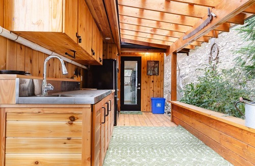 Nakusp Cabina | Private Luxury Lake House on large waterfront property with fire-heated hot tub