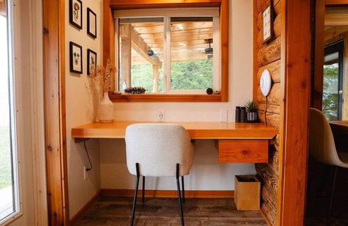 Nakusp Cabina | Private Luxury Lake House on large waterfront property with fire-heated hot tub