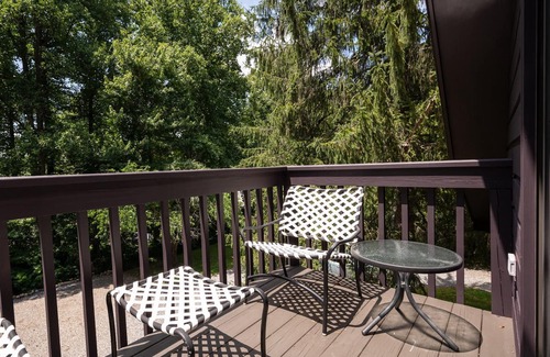 Weaverville Cabina | Private luxury stream cabin close to Blue Ridge Parkway