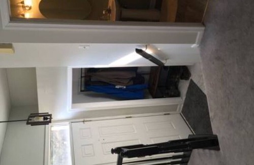 Glasgow Casa | Private Master Bed, Bath, and Walk-in Closet