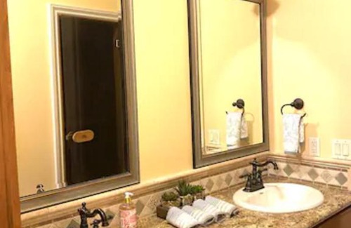 Fair Oaks Casa | Private Master suite with Sauna and Bathtub