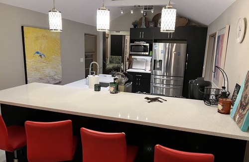 United Central Casa | Private, Mid-century-Modern, Decks, Gardens, Heated Pool, Priv. Outdoor Shower