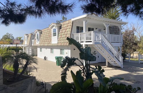 Temecula Casa | Private modern barn custom home, mini golf, ping pong.sleeps 16. Best location.