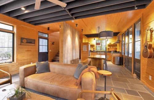 Providence Cabina | Private Modern Cabin with hot tub and outdoor shower. Pet friendly!