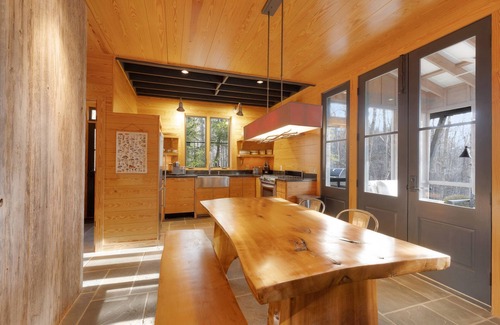 Providence Cabina | Private Modern Cabin with hot tub and outdoor shower. Pet friendly!